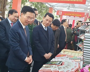 Triển lãm 1 vạn cuốn sách kỷ niệm 90 năm ngày thành lập Đảng