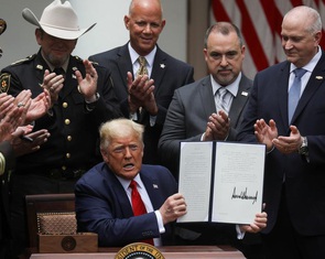 Ông Trump ký sắc lệnh cải cách cảnh sát