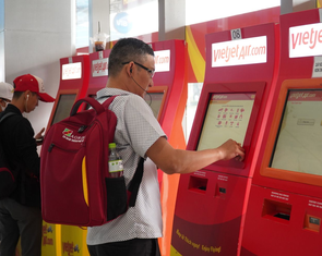 Đi máy bay thời 'chạm, lướt'