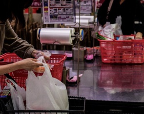 Nhật Bản: Các cửa hàng bán lẻ bắt đầu thu phí túi nilông