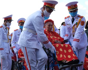 Xúc động mẹ Việt Nam anh hùng ra thăm lăng Bác, đọc lại bài thơ động viên con ra trận