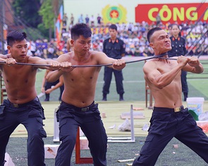 Ngỡ ngàng cảnh chiến sĩ cơ động quấn thanh sắt phi 12 quanh cổ