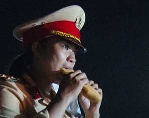 Công an ăn vội ổ bánh mì, trắng đêm chống dịch ở điểm nóng