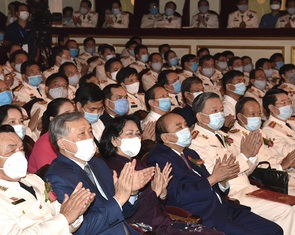 Càng khó khăn càng phải ra sức thi đua