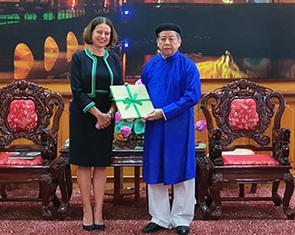 'Đứt gãy' áo dài nam, nối lại cho phù hợp