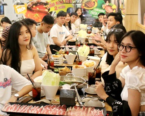 Trẻ em theo cha mẹ đi ăn hàng quán: 'Vô bình thường, không ai cấm'