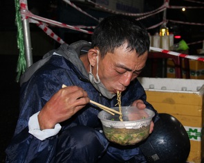 Tô mì gói giữa đêm mưa là 'tô mì ngon nhất đời tôi'