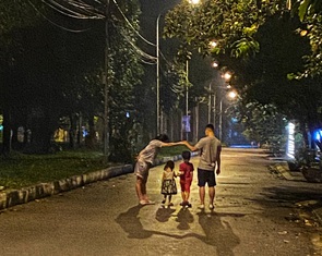 Gia đình trẻ có em bé, sống xa cách, mất việc, làm sao 'giữ lửa' hạnh phúc?
