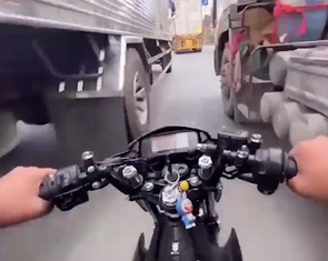 Phóng xe bạt mạng trên đường, bị cảnh sát xử lý còn quay video đăng lên mạng