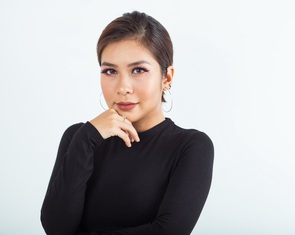 Cô gái trẻ làm kênh YouTube giáo dục giới tính