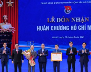 90 năm và còn gì nữa?