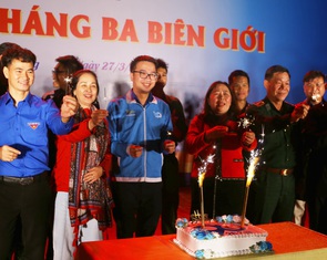 16 tỉ đồng trao cho bộ đội, bà con vùng cao trong 'Tháng ba biên giới'