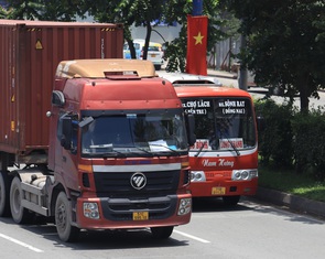 Chậm trễ đổi biển số trắng sang vàng, chủ xe kinh doanh coi chừng bị phạt
