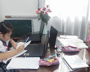 TP.HCM: Nhiều trường tiểu học dạy trực tuyến để hoàn thành chương trình