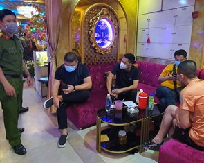 Xử lý quán bar, karaoke vi phạm phòng dịch:  Rút giấy phép rồi sao, có 'kim thiền thoát xác'?