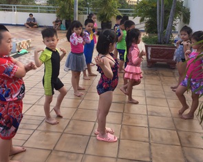Cách phòng tránh sốc nhiệt cho trẻ khi trời nắng nóng