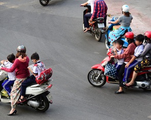 Phụ huynh đội mũ bảo hiểm cho mình, bỏ quên con trẻ