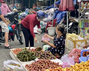 Giá hoa tăng gấp đôi trong ngày Tết Đoan Ngọ ở Sài Gòn