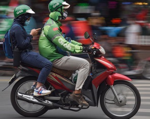 COVID-19: Xe công nghệ, shipper giao hàng phòng dịch ra sao?