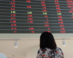 Chứng khoán 'đỏ lửa', cổ phiếu 'họ FLC' trắng bên mua, rớt giá sàn