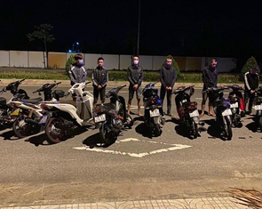 Nổ súng khống chế nhóm 'quái xế' đua xe tông thẳng vào lực lượng cảnh sát