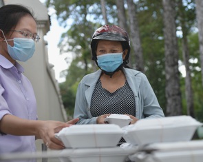 Giữa đại dịch, 'cỗ máy nhân ái' khổng lồ của người Sài Gòn không hề mệt mỏi