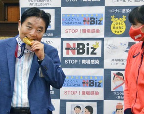 Thị trưởng Nhật xin lỗi và xin bồi thường vì cắn huy chương của nữ VĐV