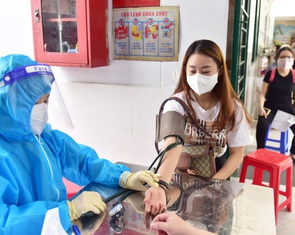 HỎI - ĐÁP về dịch COVID-19: Tăng huyết áp khi tiêm chủng: giải quyết ra sao?