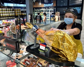 Đa dạng quà, 'mồi' nhập ngoại