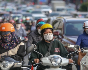 Hà Nội chiều tối 25 Tết: Đường nội thành ùn tắc, bến xe thông thoáng