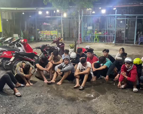 'Quái xế' táo tợn xịt hơi cay vào cảnh sát khi bị bắt vì tụ tập đua xe