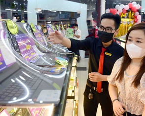 Giá điện thoại, máy tính bảng, gas, xăng dầu... nhấp nhổm tăng theo tỉ giá