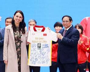 Thủ tướng Phạm Minh Chính tặng áo tuyển nữ Việt Nam cho Thủ tướng New Zealand