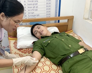 Hai thượng úy công an kịp thời hiến máu cứu nữ bệnh nhân qua cơn nguy kịch