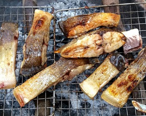 Nhớ sao cá nướng than hồng