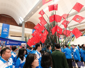 Cây tre vươn cao 'ôm' lá cờ cùng 1.000 hình ảnh triển lãm tái hiện 90 năm lịch sử Đoàn