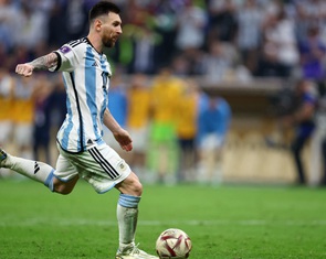 Sút luân lưu - Ronaldo nhìn Messi mà học hỏi