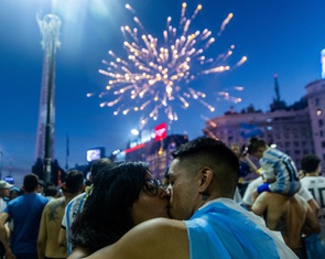Thủ đô Buenos Aires của Argentina bùng nổ sau chiến thắng của đội nhà