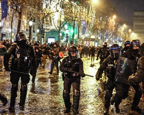 Cảnh sát đụng độ người hâm mộ ở Paris sau khi Argentina vô địch World Cup 2022