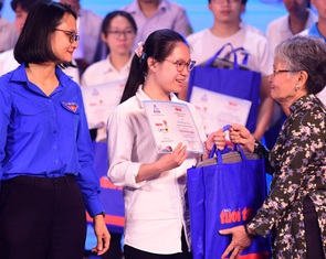 20 mùa gieo hạt - Báo Tuổi Trẻ và Thành Đoàn trao học bổng 'Tiếp sức đến trường' ở TP.HCM
