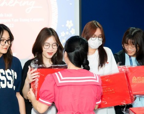 Trường đại học ‘nhà người ta’ chi tiền tỉ tặng quà Tết cho sinh viên