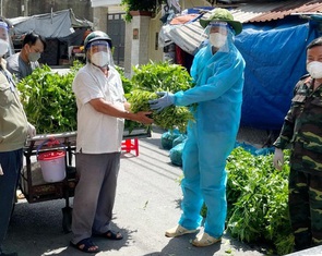 Tình người nơi tuyến đầu phòng chống dịch COVID-19: Sẻ chia câu chuyện tình người