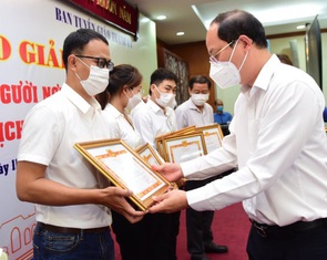 Trao giải Tình người nơi tuyến đầu phòng chống dịch COVID-19: Trong khó khăn, tình người tỏa sáng