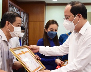 Tình người, sức đề kháng thắng dịch bệnh
