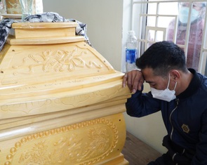 Những hình ảnh nhói lòng bên trong trong nhà tang lễ ở Hội An