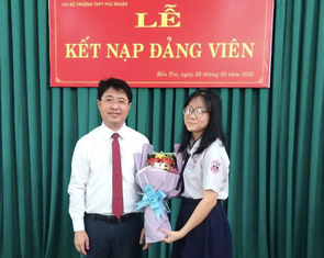 Cô học trò lớp 12 được kết nạp Đảng đúng ngày sinh nhật Đoàn