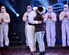 Giữa thủ đô, bệnh nhân TP.HCM xúc động gặp lại bác sĩ cứu sống mình khỏi COVID-19