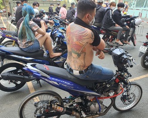 CSGT vây bắt 28 thanh thiếu niên 'bão đêm', 5 người dương tính COVID-19