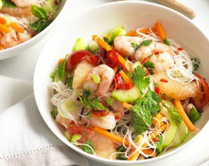 Gỏi tôm bưởi trộn bún gạo 'siêu dễ' cho ngày hè