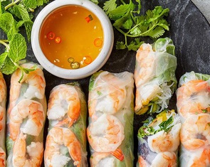 Gỏi cuốn Việt ăn cho mát, nếu mà làm theo hướng dẫn của người Anh, ra sao?